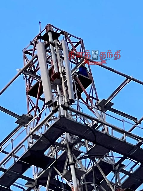 செல்போன் கோபுரத்தில் ஏறி கட்டிட தொழிலாளி போராட்டம்