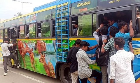 பஸ் படிக்கட்டுகளில் தொங்கியபடி மாணவ-மாணவிகள் பயணம்