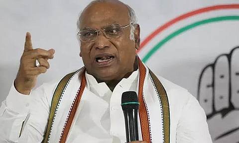 லட்சக்கணக்கானோர் காத்திருக்கும் நிலையில் சில ஆயிரம் இளைஞர்களுக்கே வேலை வழங்குவதா? பிரதமர் மோடி மீது மல்லிகார்ஜூன கார்கே தாக்கு