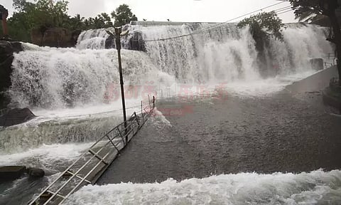 திற்பரப்பு அருவியில் சுற்றுலா பயணிகள் குளிக்க தடை