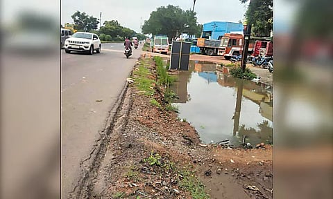 மதுராந்தகம் அருகே சாலை விரிவாக்க பணிக்காக எடுக்கப்பட்ட பள்ளத்தால் பொதுமக்கள் அவதி