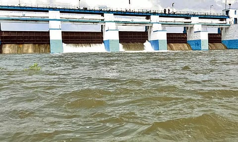 தொடர் மழை எதிரொலி செம்பரம்பாக்கம் ஏரியில் இருந்து 500 கன அடி உபரி நீர் வெளியேற்றம்