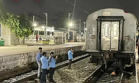 சேரன் எக்ஸ்பிரஸ் ரெயிலில் பெட்டிகள் இணைப்பு துண்டானதால் பரபரப்பு...!