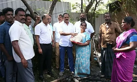 எண்ணூரில் தீ விபத்தில் பாதிக்கப்பட்டவர்களுக்கு திருவொற்றியூர் எம்.எல்.ஏ நிவாரண உதவி