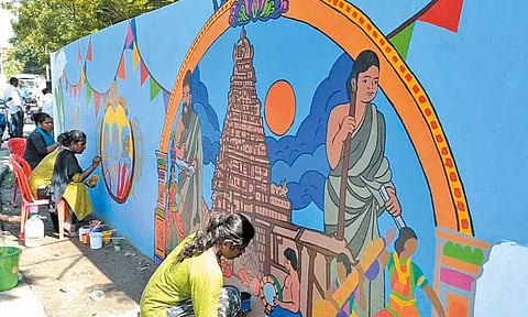 பள்ளி சுவர்களில் ஓவியங்கள் தீட்டி அசத்தும் திருநங்கைகள்; பொதுமக்கள் பாராட்டு