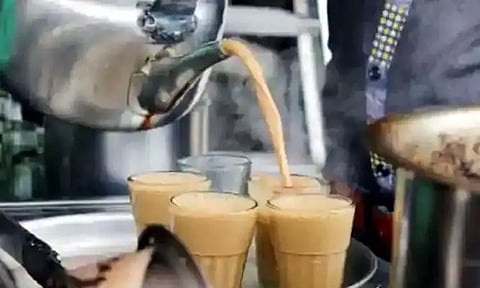 மதுரை மாவட்டத்தில் உள்ள டீக்கடைகளில் டீ, காபி விலையை ரூ.15 ஆக உயர்த்த முடிவு...!