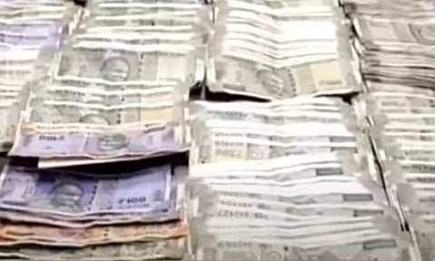 சார் பதிவாளர் அலுவலகத்தில் கணக்கில் வராத ரூ.4.52 லட்சம் பறிமுதல் - 8 பேர் மீது லஞ்ச ஒழிப்பு போலீசார் வழக்கு பதிவு