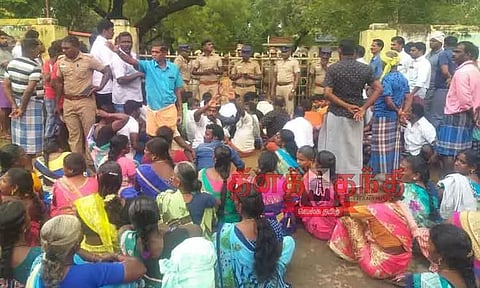 கரடி கடித்துக் குதறியதில் வியாபாரி உள்பட 3 பேர் படுகாயம்; பொதுமக்கள் போராட்டத்தால் பரபரப்பு