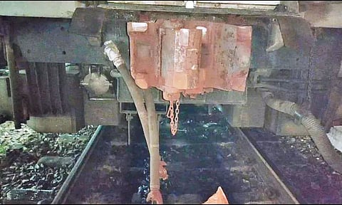 சேரன் எக்ஸ்பிரஸ் ரெயிலில் 16 பெட்டிகள் கழன்று தனியாக ஓடியதால் பரபரப்பு