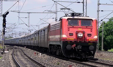 ரெயில் மோதி வாலிபர் பலி