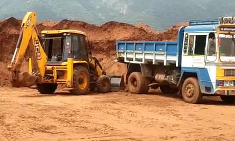 டிப்பர் லாரி, பொக்லைன் எந்திரம் பறிமுதல்