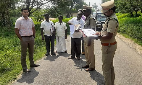 மையனூர் -தொண்டனந்தல் சாலையில் வனத்துறை அதிகாரி ஆய்வு