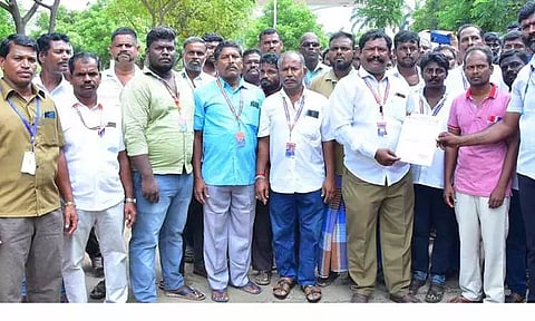 சாலையோரம் காரை நிறுத்திய டிரைவரை காலில் விழவைத்து தண்டனை
