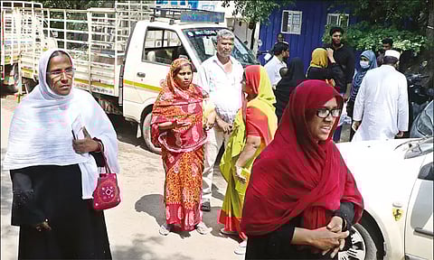 6 பேரின் பெற்றோர் கோவை மத்திய சிறை முன்பு நின்றிருந்த காட்சி.