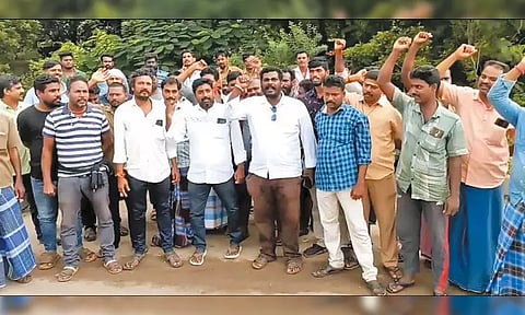 மணலி விரைவு சாலையில் கன்டெய்னர் லாரி டிரைவர்கள் ஆர்ப்பாட்டம்