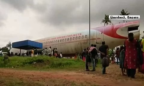 கண்டெய்னர் லாரியில் எடுத்துச் செல்லப்பட்ட விமானம்... ஆச்சரியத்துடன் பார்த்து ரசித்த பொதுமக்கள்