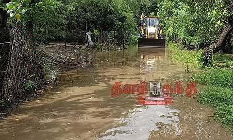 குடியிருப்பு பகுதிகளில் தேங்கிய மழைநீரை அகற்றும் பணி