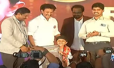 யூ-டியூப் மூலம் பிரபலமான சிறுவன் ரித்விக் - விருது வழங்கி கவுரவித்த அமைச்சர் அன்பில் மகேஷ்