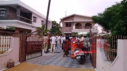 ஜவுளி அதிபரை கட்டிப்போட்டு ரூ.28 லட்சம், நகை கொள்ளை