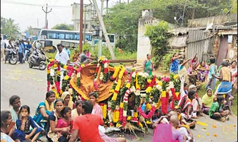 கார் மோதி தொழிலாளி சாவு: சாலையில் உடலை வைத்து உறவினர்கள் மறியல்