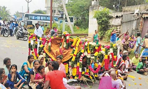 கார் மோதி தொழிலாளி சாவு: சாலையில் உடலை வைத்து உறவினர்கள் மறியல்