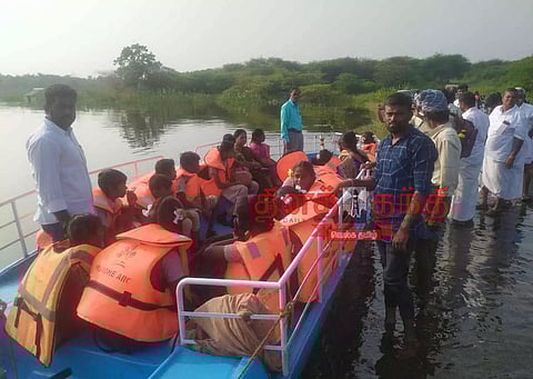 உயர்மட்ட பாலம், இணைப்பு சாலை தண்ணீரில் மூழ்கின: காந்தையாறில் மோட்டார் படகு சேவை தொடங்கியது-பொதுமக்கள், மாணவ-மாணவிகள் மகிழ்ச்சி