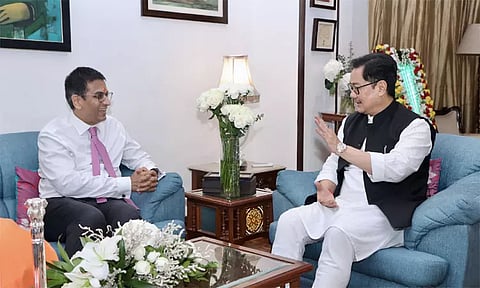 புதிய தலைமை நீதிபதி டி.ஒய்.சந்திரசூட் உடன் மத்திய சட்டத்துறை மந்திரி சந்திப்பு