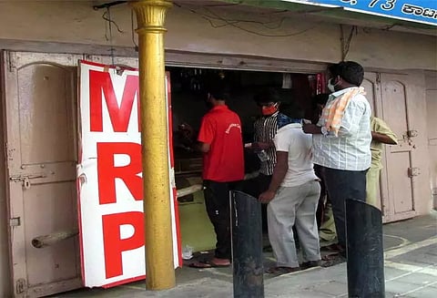 குடிபோதையில், மின்கம்பத்தில் ஏறி தொழிலாளி அட்டகாசம்