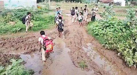 அய்யலூர் அருகே சாலை வசதி இல்லாததால் மாணவர்கள் அவதி