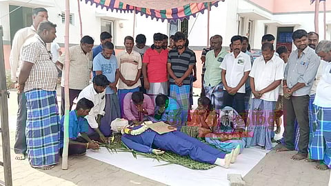 சுங்கச்சாவடி ஊழியர்கள் உருவ பொம்மைக்கு பாடை கட்டி நூதன போராட்டம்