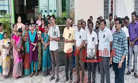 ஊரக வளர்ச்சி துறை அலுவலர்கள் கருப்பு பட்டையுடன் பணியாற்றினர்