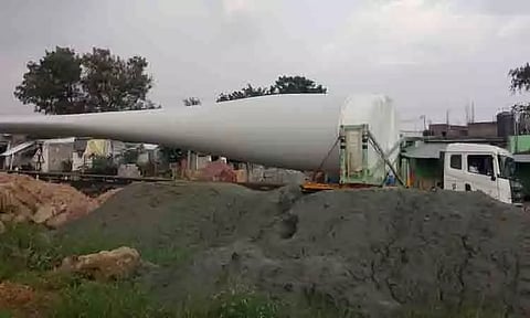 400 அடி காற்றாலை விசிறியை ஏற்றி சென்ற லாரியால் போக்குவரத்து பாதிப்பு