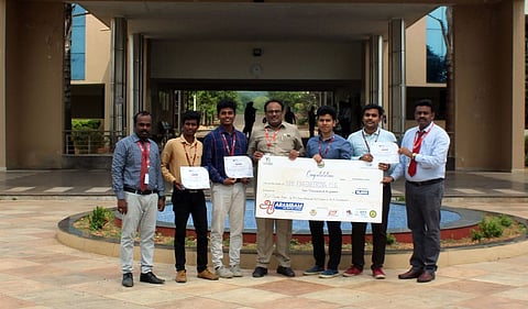 மாணவர்களுக்கு பாராட்டு