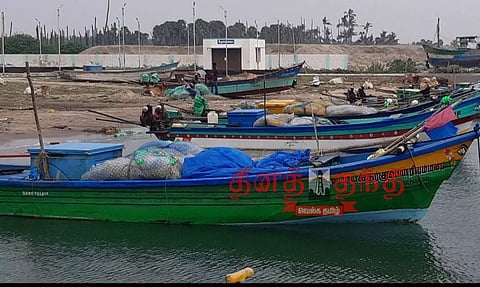 தஞ்சை மாவட்டத்தில் 8 ஆயிரம் நாட்டுப்படகு மீனவர்கள் கடலுக்கு செல்லவில்லை