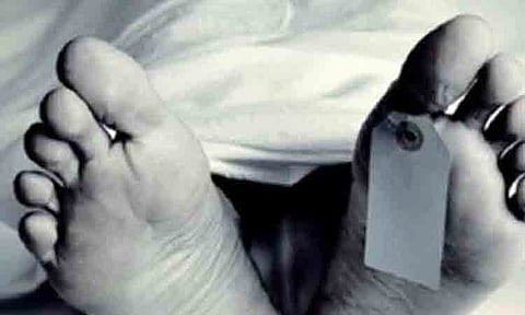 இறந்த பெண்ணின் உடலுடன் 2 நாளாக இருந்த டாக்டர் குடும்பத்தினர்