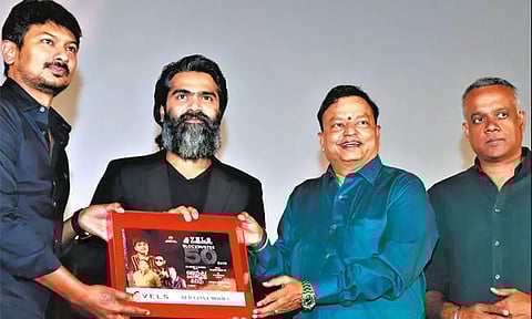 படம் வெற்றி விழாவில் சிம்புவுக்கு நினைவு பரிசு - உதயநிதி, ஐசரி கணேஷ் வழங்கினார்கள்