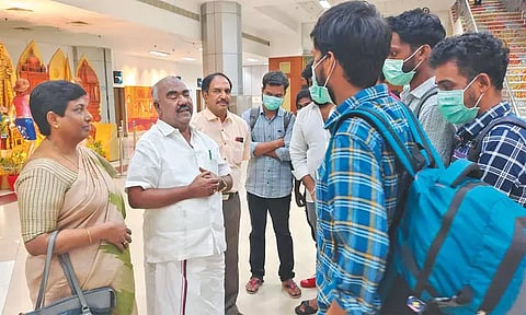 மியான்மரில் சிக்கி தவித்த 8 பேர் சென்னை வந்தனர்: விமான நிலையத்தில் அமைச்சர் செஞ்சி மஸ்தான் வரவேற்றார்