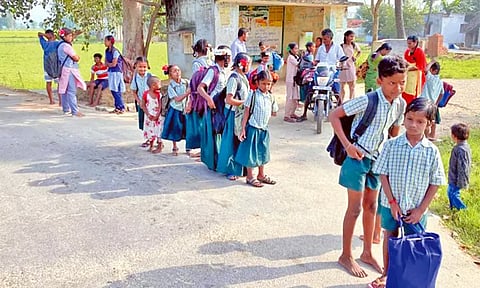 அரும்பாக்கம் ஊராட்சியில் பஸ்கள் இயக்கப்படாததால் 4 கி.மீ தூரம் நடந்து செல்லும் பள்ளி, கல்லூரி மாணவர்கள்