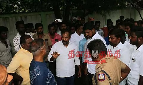 தொழிலாளி கொலையில் 9 பேர் கைது; உடலை வாங்க மறுத்து உறவினர்கள் போராட்டம்