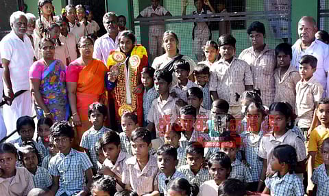 குத்துச்சண்டை போட்டியில் தங்கப்பதக்கம் வென்ற மேலூர் மாணவிகளுக்கு உற்சாக வரவேற்பு