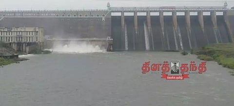 நீர்மட்டம் 105 அடியை நெருங்குவதால் பவானிசாகர் அணையில் இருந்து முன்கூட்டியே தண்ணீர் திறப்பு; கரையோர மக்களுக்கு வெள்ள அபாய எச்சரிக்கை