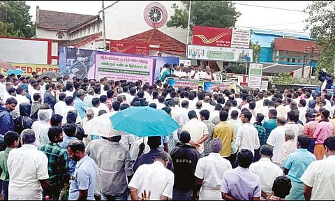 இந்திய கடற்படை துப்பாக்கி சூடு நடத்தியதை கண்டித்து 7 மாவட்ட மீனவர்கள் போராட்டம்