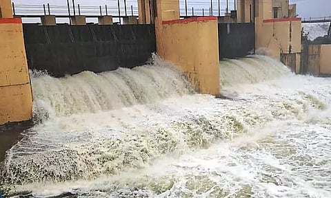 தொடர் மழையால் நீர்வரத்து அதிகரிப்பு புழல் ஏரியில் இருந்து 500 கனஅடி நீர் திறப்பு - கரையோர மக்களுக்கு எச்சரிக்கை