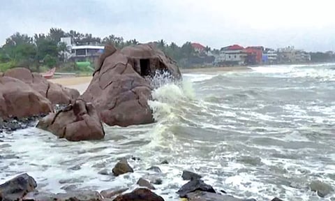 மாமல்லபுரத்தில் பலத்த கடல் சீற்றம்: 25 அடி தூரத்துக்கு முன்னோக்கி வந்த அலைகள்