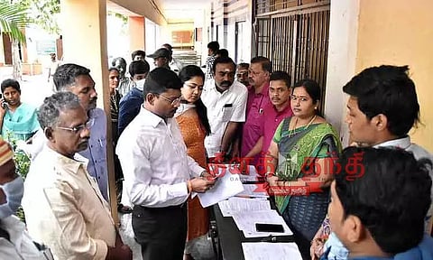 வாக்காளர் பட்டியலில் பெயர் சேர்த்தல் முகாம்; கலெக்டர் நேரில் ஆய்வு