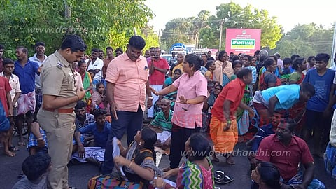 சீர்காழி அருகே, மழை வெள்ள சேதங்களை பார்வையிட அதிகாரிகள் வராததை கண்டித்து பொதுமக்கள் சாலை மறியல்