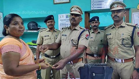 5 பவுன் நகையை மீட்டு பெண்ணிடம் ஒப்படைத்த போலீசார்