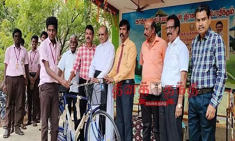 மாணவர்களுக்கு இலவச சைக்கிள்