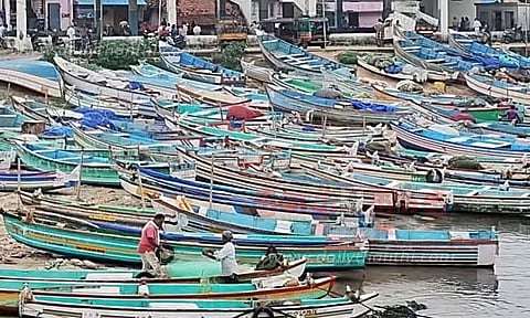 குளச்சல் மீனவர்கள் 2-வது நாளாக மீன்பிடிக்க செல்லவில்லை