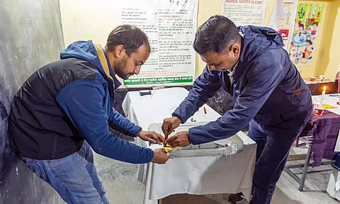 தனியார் வாகனத்தில் வாக்கு எந்திரங்கள் - நடவடிக்கை எடுக்க தேர்தல் ஆணையத்தில் காங்கிரஸ் புகார்